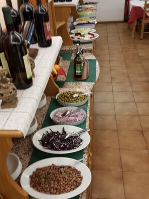 Breakfast and dinner served, local cuisine