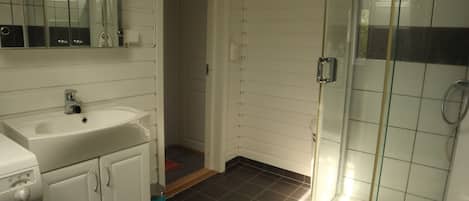 Huoneisto, 2 makuuhuonetta | Kylpyhuoneen suihku