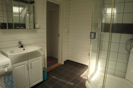Apartment, 2 Bedrooms | Bathroom shower. Barents Frokosthotell