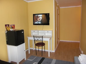 Superior Room | Living area | 32-inch TV with cable channels - Barents Frokosthotell (South Varanger)