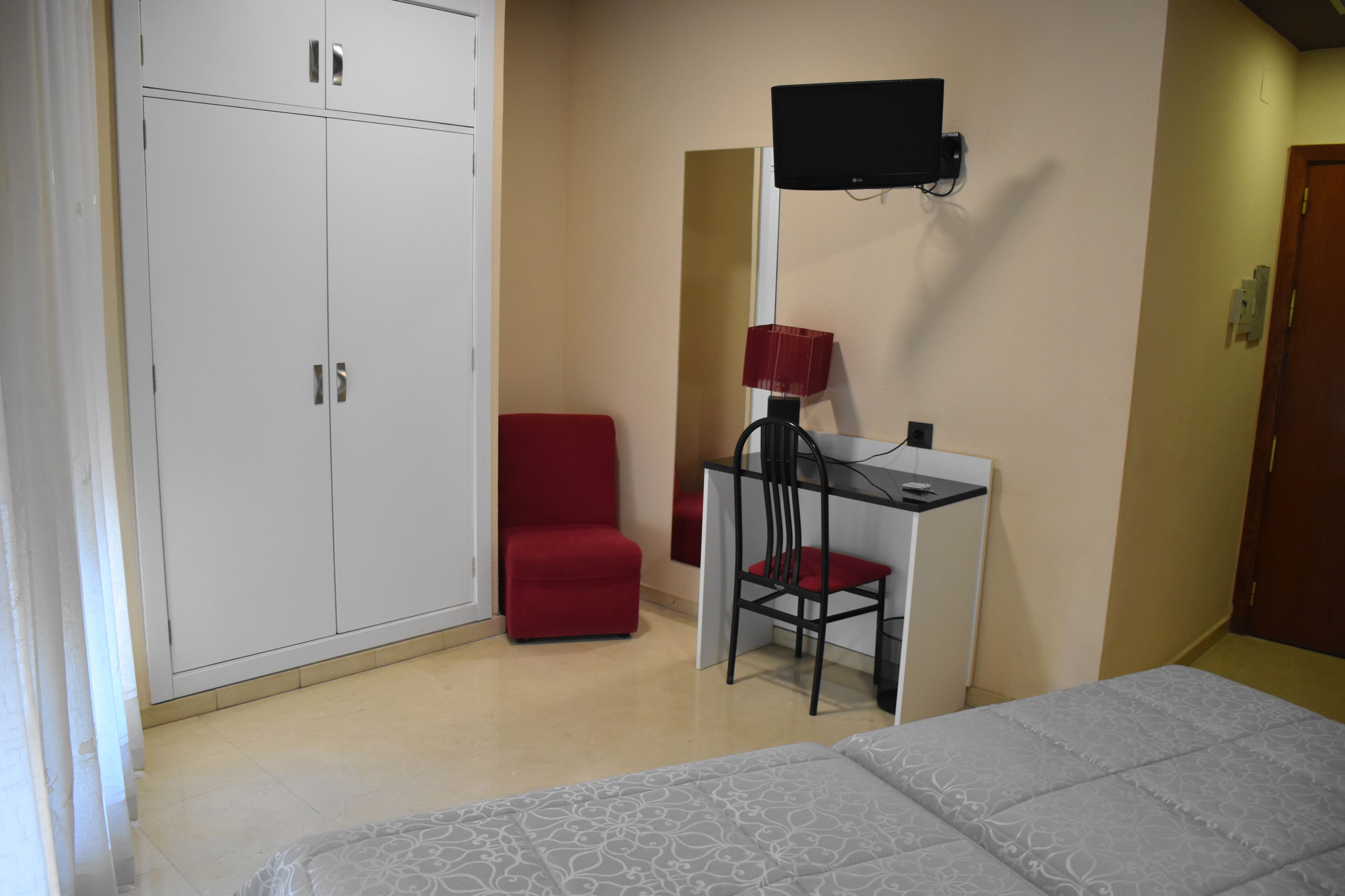 double room | desk, free wifi, bed sheets, wheelchair access