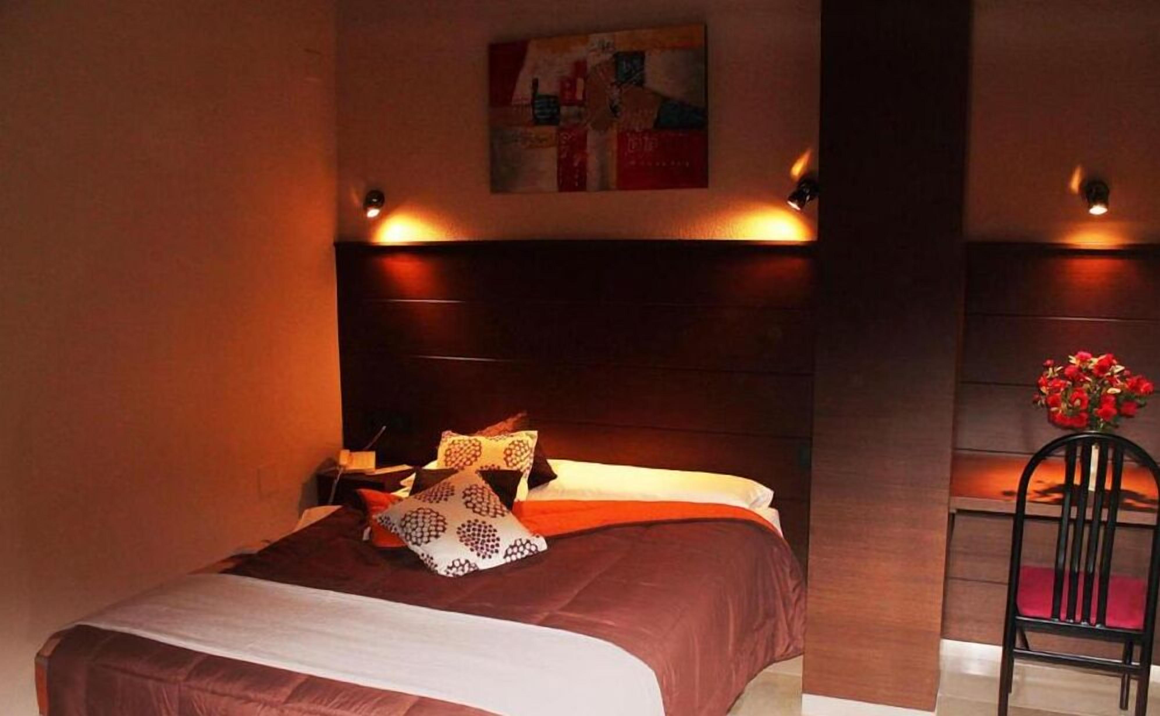 desk, free wifi, bed sheets, wheelchair access