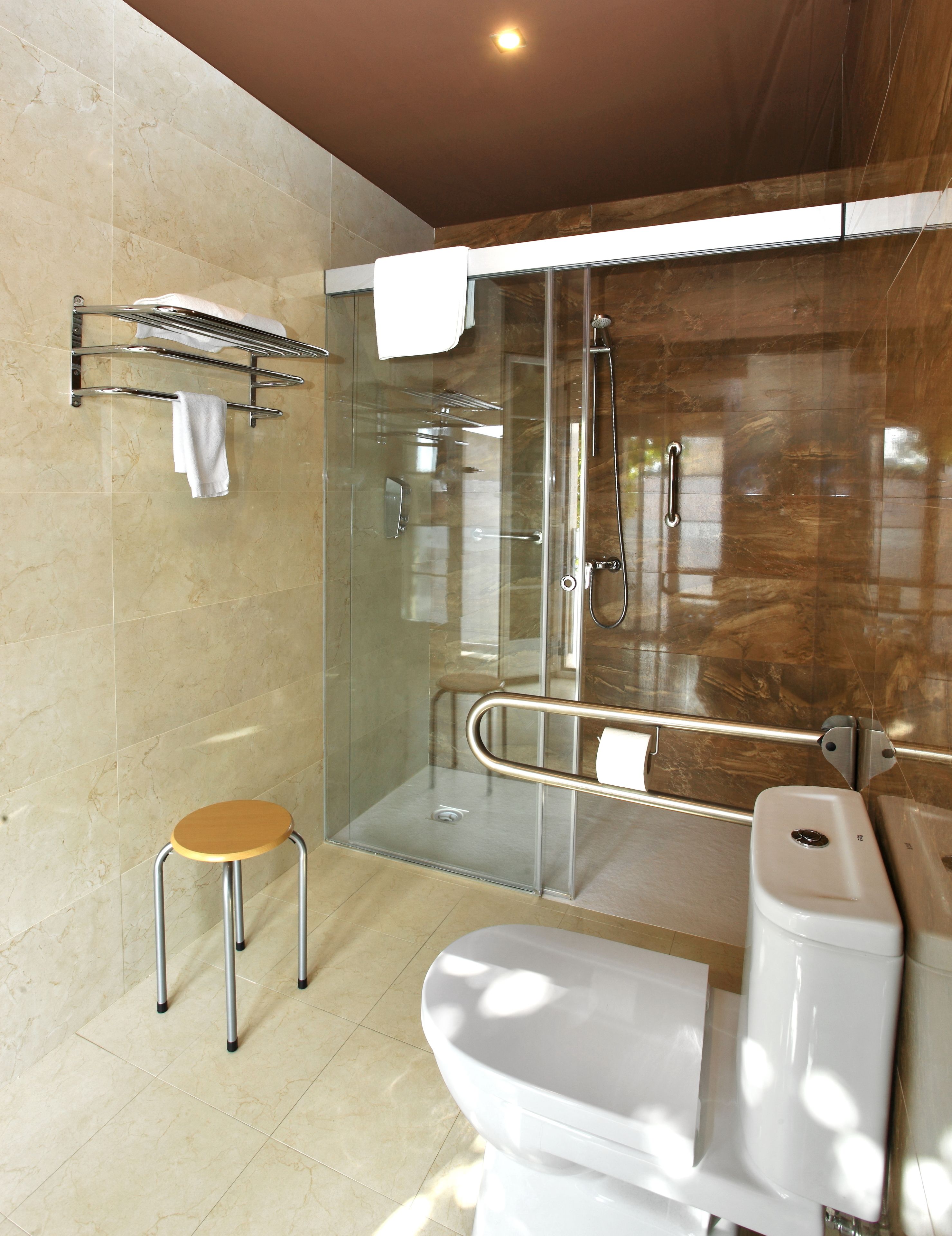 double room | bathroom | free toiletries, hair dryer, bidet, towels