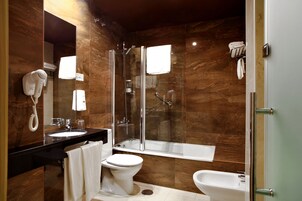 Artículos de tocador gratuitos, secador de pelo, bidet, toallas