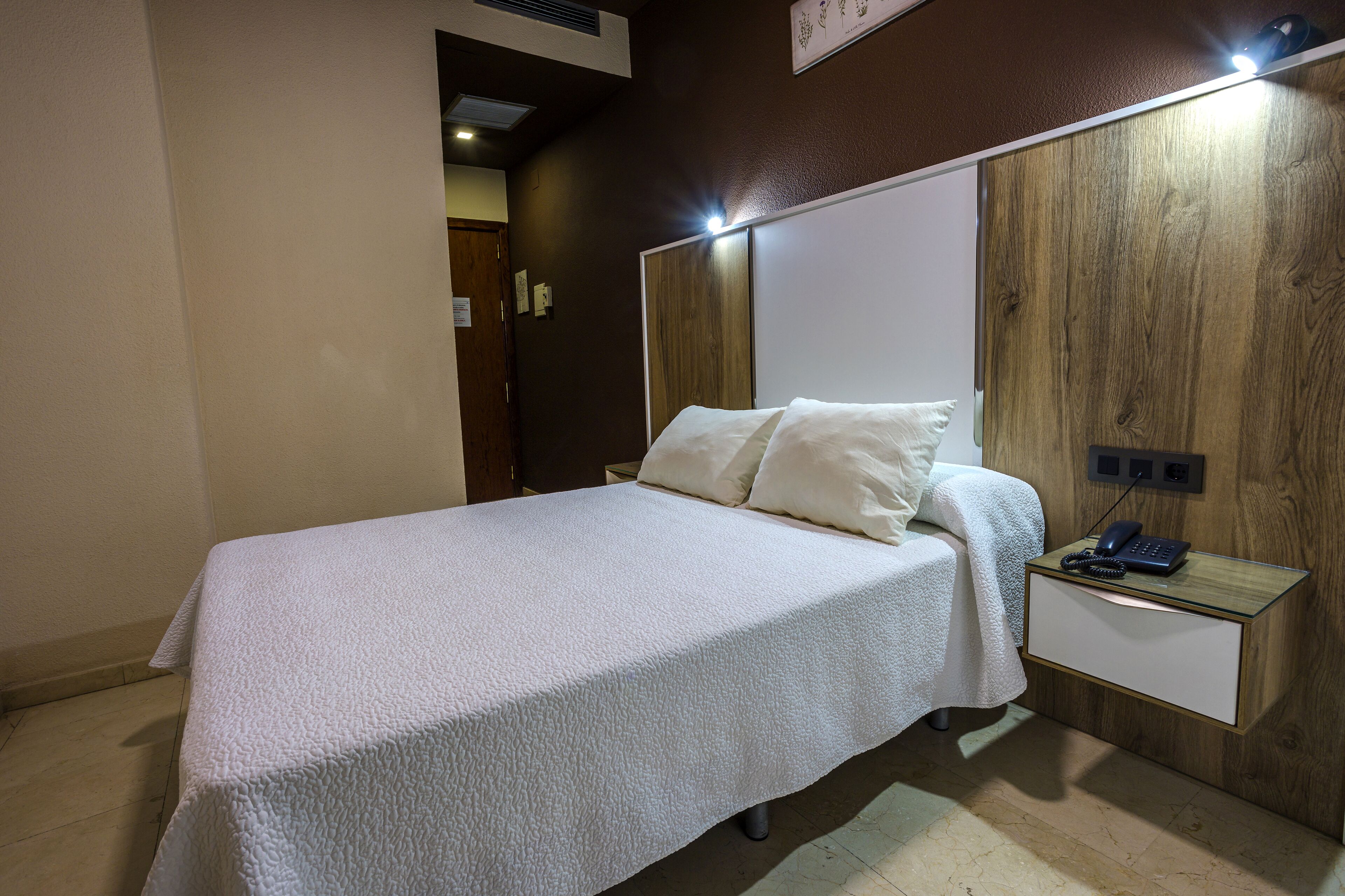 desk, free wifi, bed sheets, wheelchair access