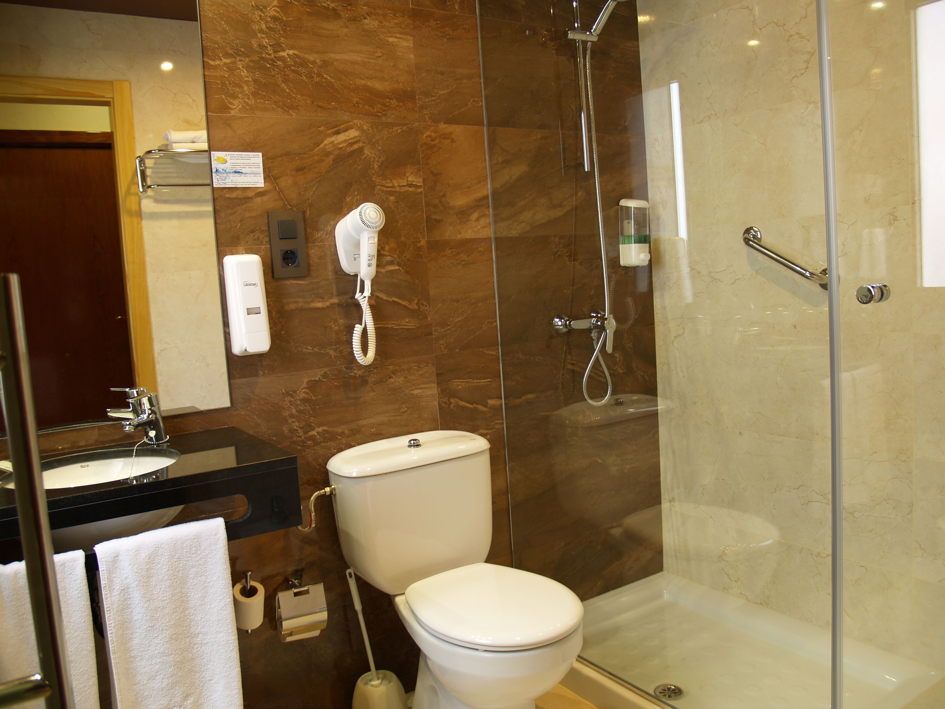 double room | bathroom | free toiletries, hair dryer, bidet, towels