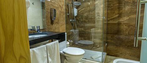 Artículos de tocador gratuitos, secador de pelo, bidet, toallas