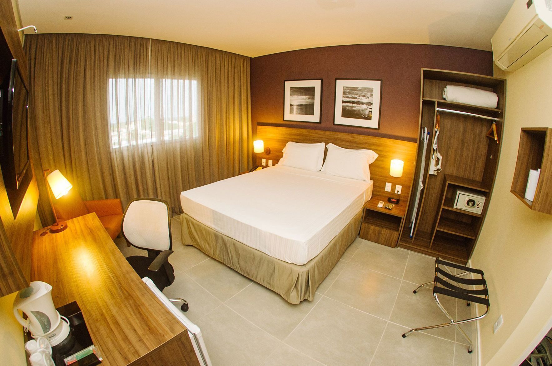 Minibar, värdeförvaringsskåp på rummet och skrivbord