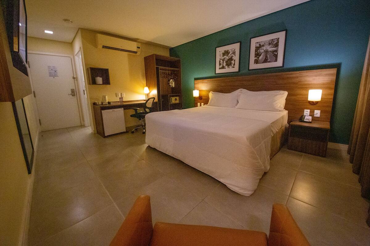 Room, 1 King Bed, Non Smoking (Leisure) | Minibar, in-room safe, desk, laptop workspace