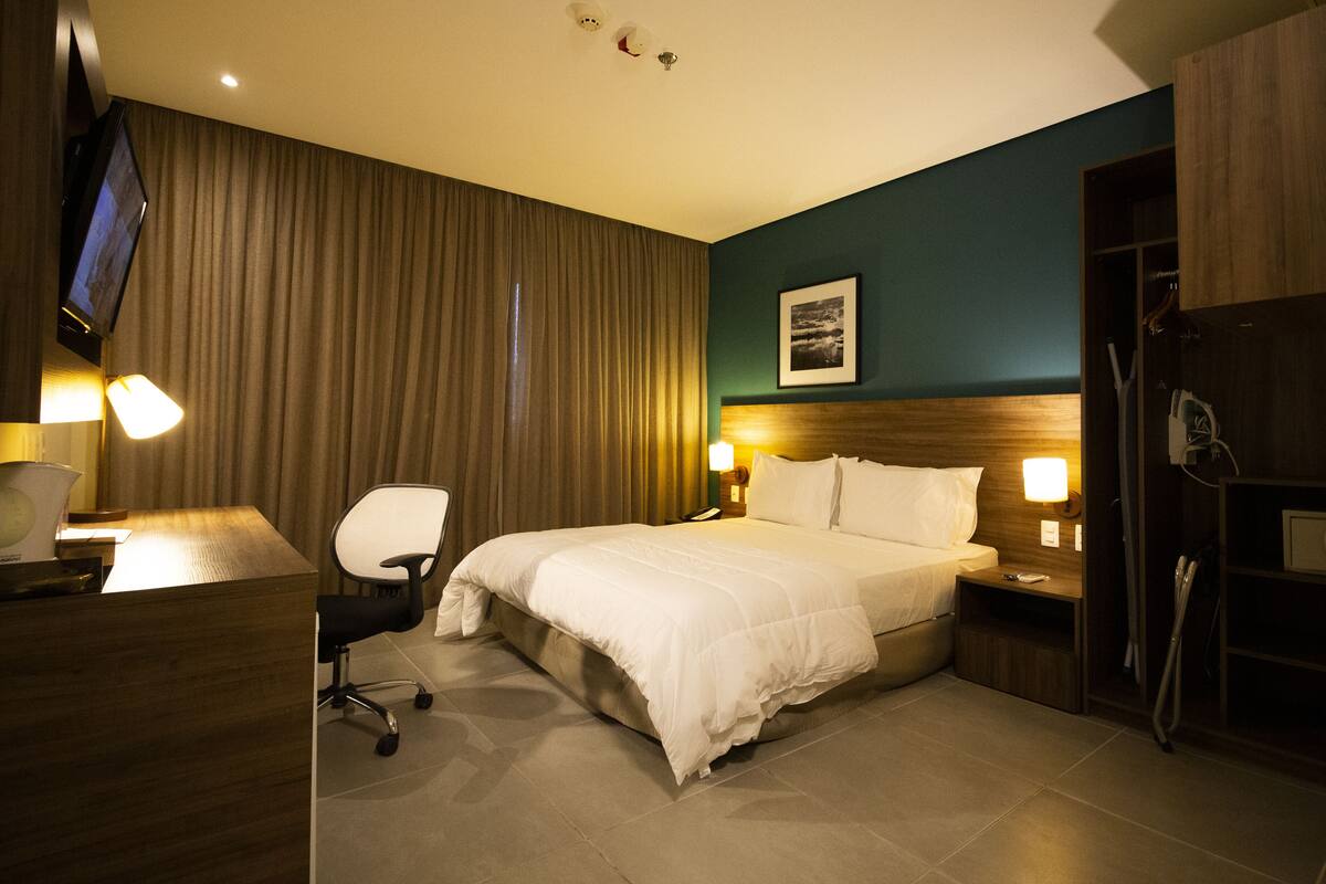 Room, Accessible, Non Smoking (Roll-In Shower) | Minibar, in-room safe, desk, laptop workspace