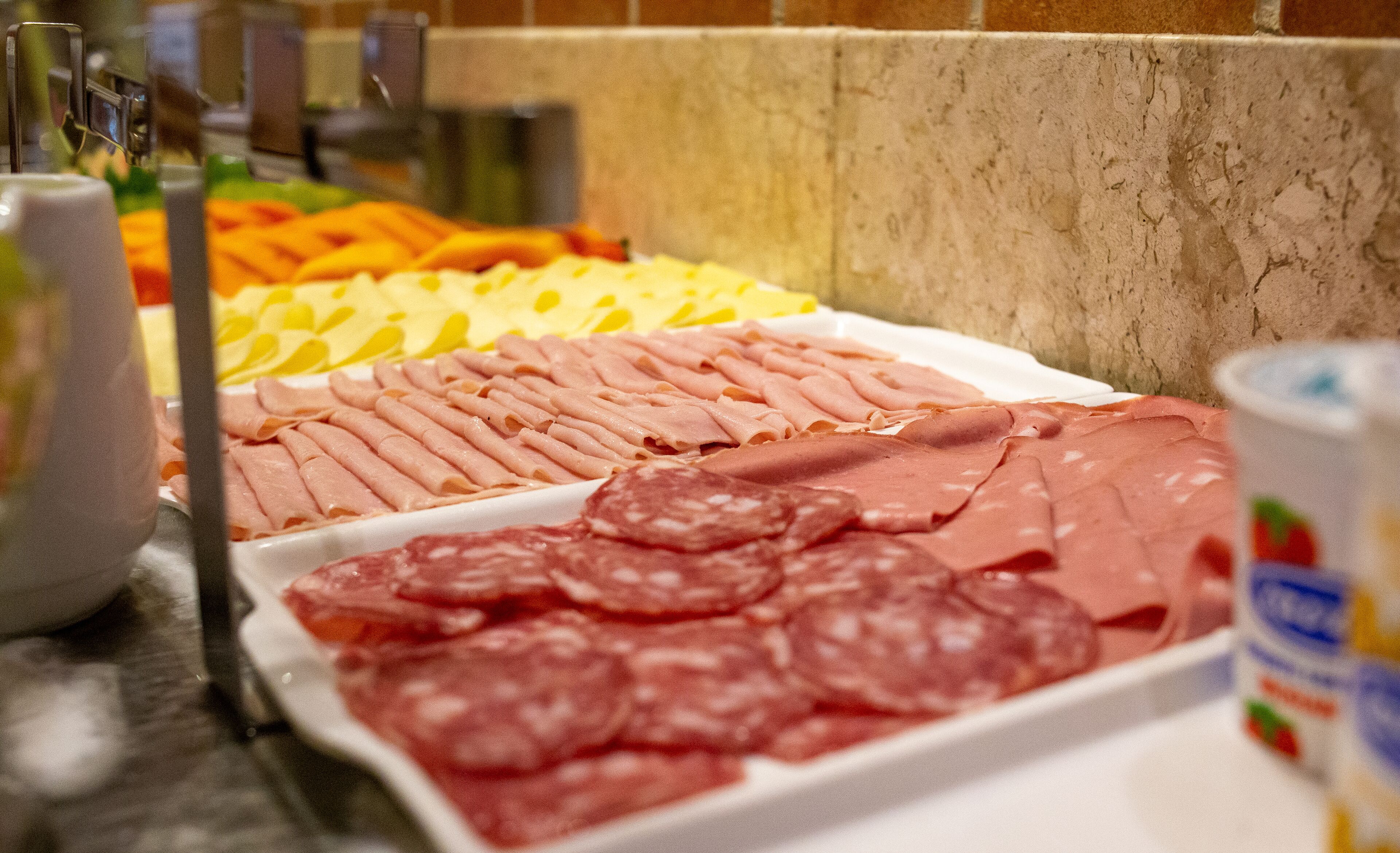 Un buffet proposant une variété de viandes et de fromages.