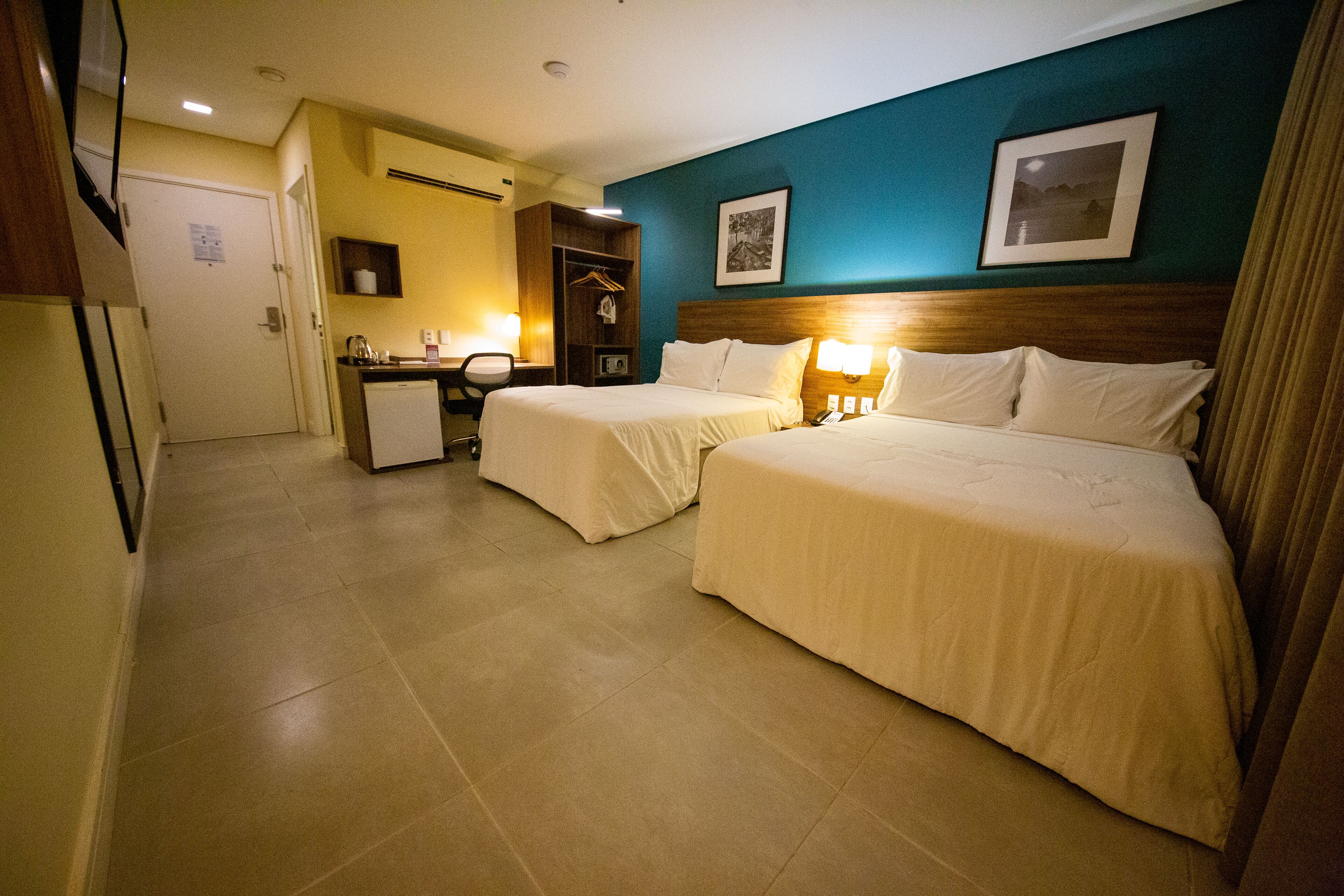 room, 2 double beds, non smoking | 1 bedroom, minibar, in-room safe, desk