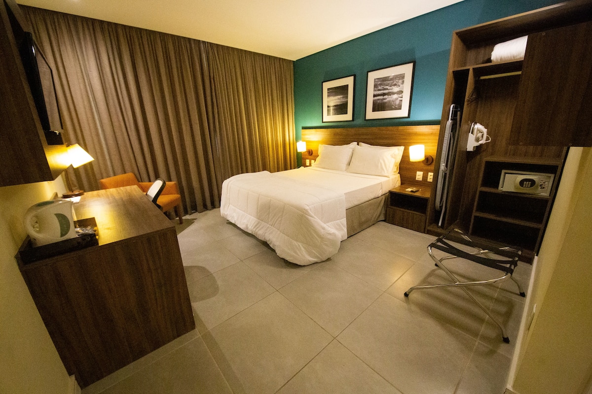 room, 1 queen bed, non smoking | 1 bedroom, minibar, in-room safe, desk