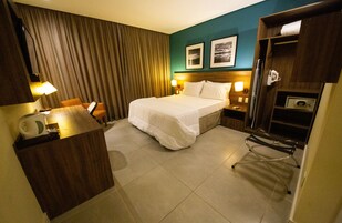 Room, 1 Queen Bed, Non Smoking | Minibar, in-room safe, desk, laptop workspace