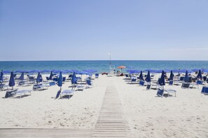 Praia particular nas proximidades, espreguiçadeiras, guarda-sóis 