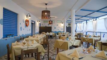 2 restaurants, spécialités Cuisine méditerranéenne