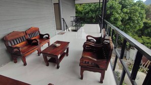 Standard Room Air | 起居區 | 平面電視