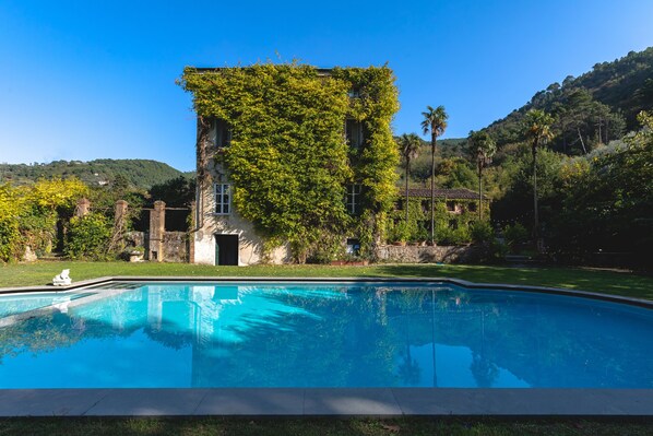 Habitación básica doble | Área de sala de estar | Libros 