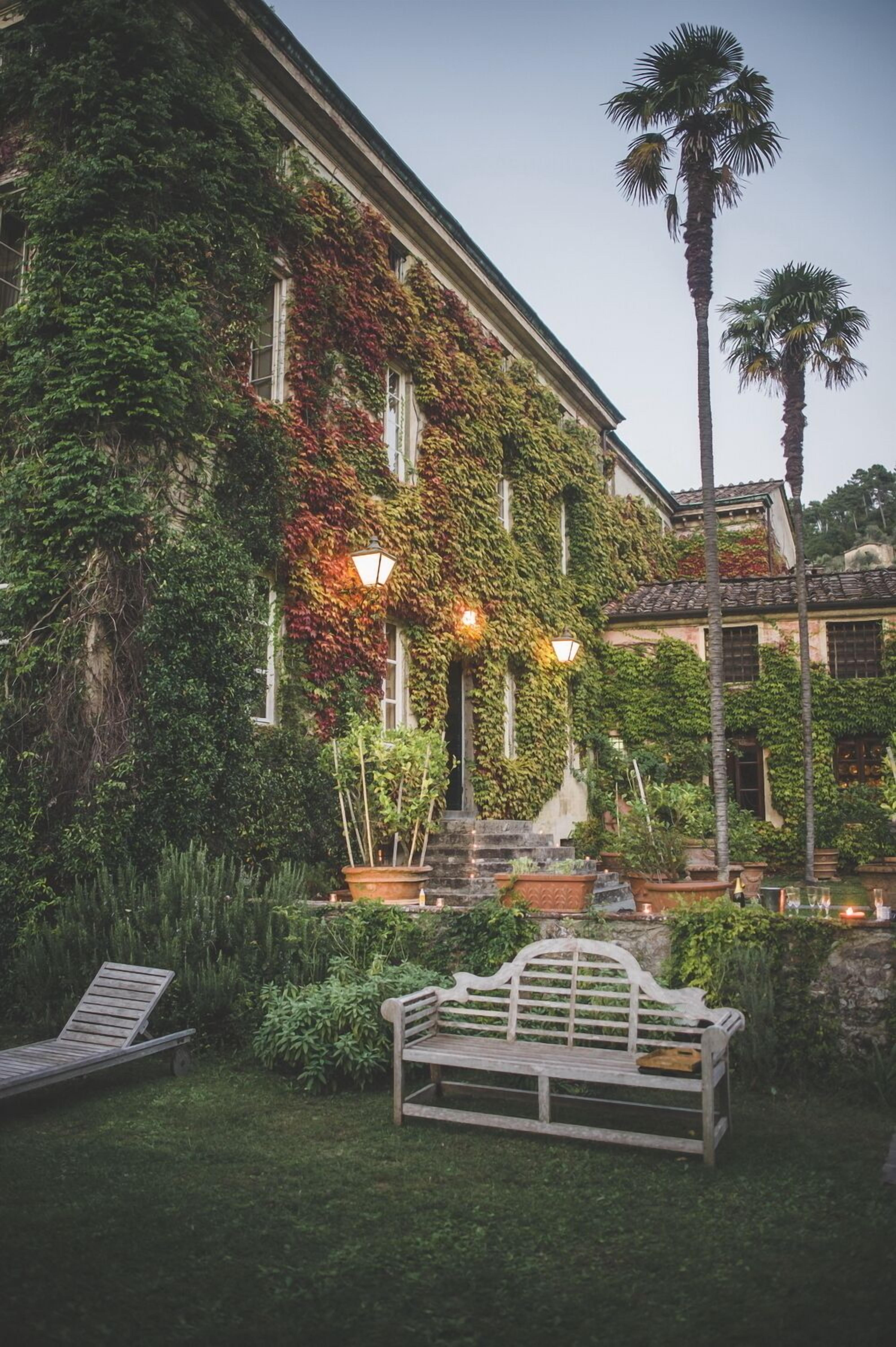 Kahden hengen perushuone | Oleskelualue | Kirjoja