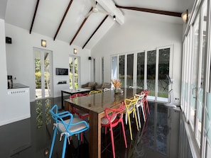 Villa, 4 Schlafzimmer, eigener Pool | Essbereich im Zimmer