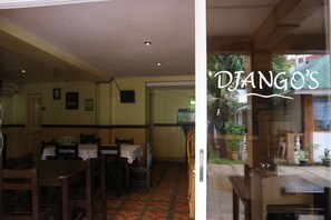 Breakfast, lunch and dinner served - La Plage de Boracay Resort (Boracay Island)