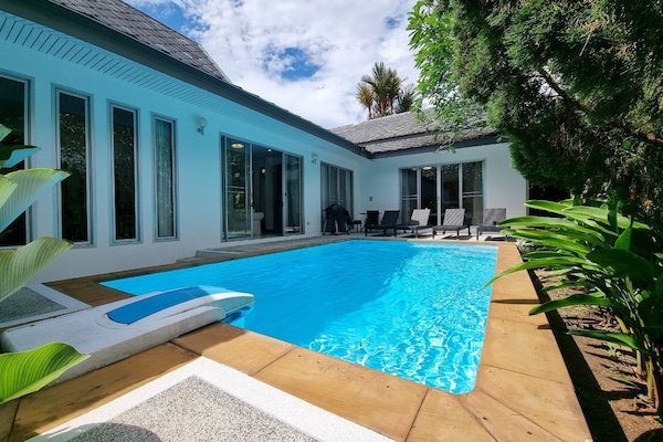 Outdoor pool, pool umbrellas, sun loungers