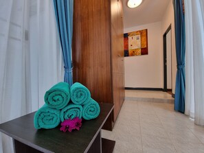 Villa, 3 habitaciones, piscina privada | Sala de estar | Televisión de pantalla plana de 28 pulgadas con canales por cable