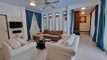 Vila, 3 kamar tidur, kolam renang pribadi | Ruang keluarga | Televisi layar datar 28-inci dengan saluran TV kabel dan TV LCD