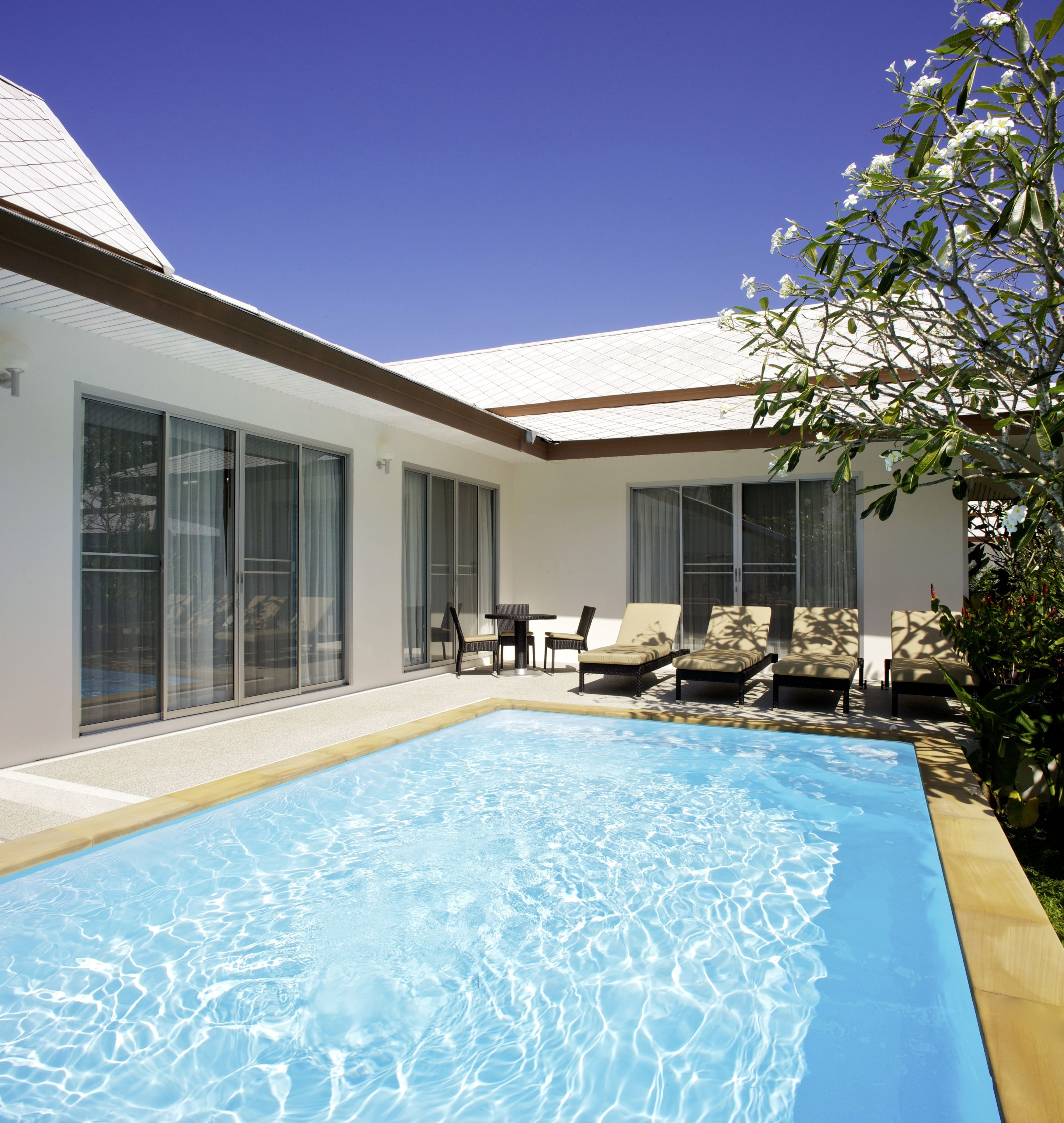 室外游泳池，池畔遮阳伞，日光浴躺椅