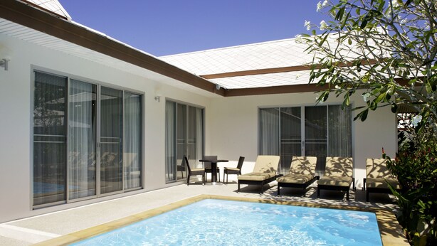A modern house with a swimming pool, large windows, and outdoor seating. - Baan Gecko (Krabi)