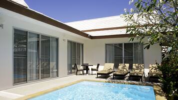 Piscine extérieure, parasols de plage, chaises longues