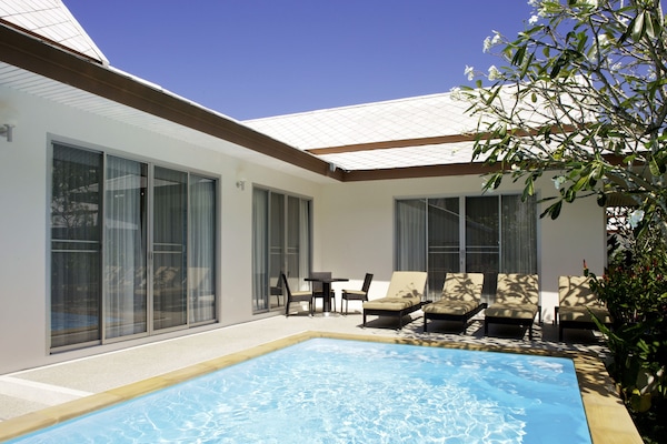 Outdoor pool, pool umbrellas, sun loungers