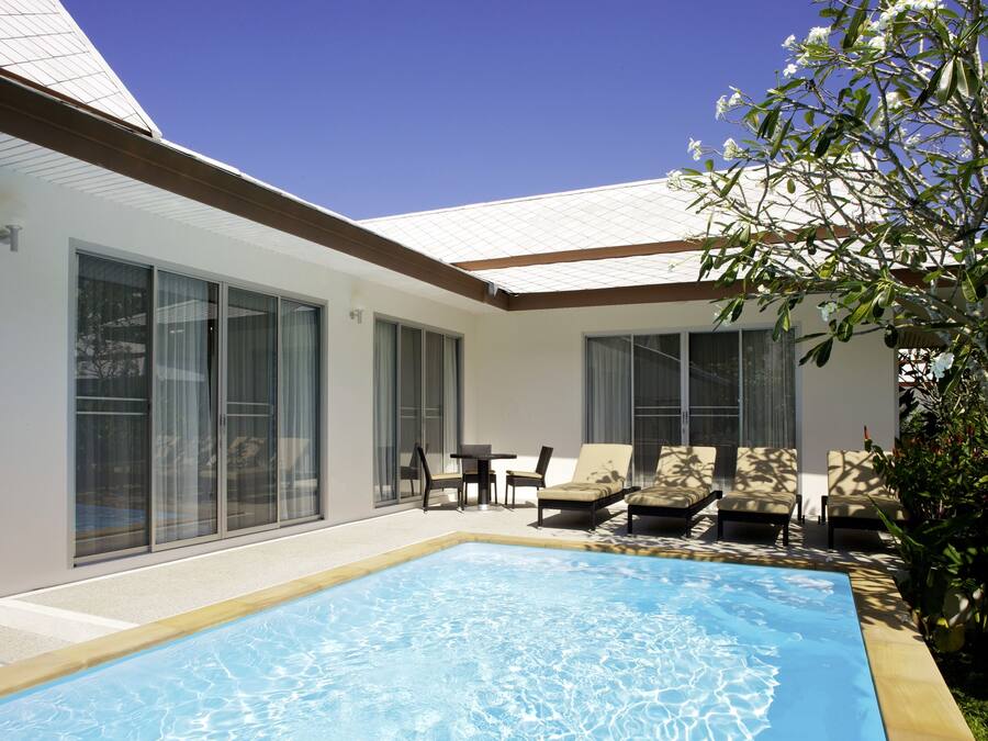 Piscina externa, guarda-sóis, espreguiçadeiras