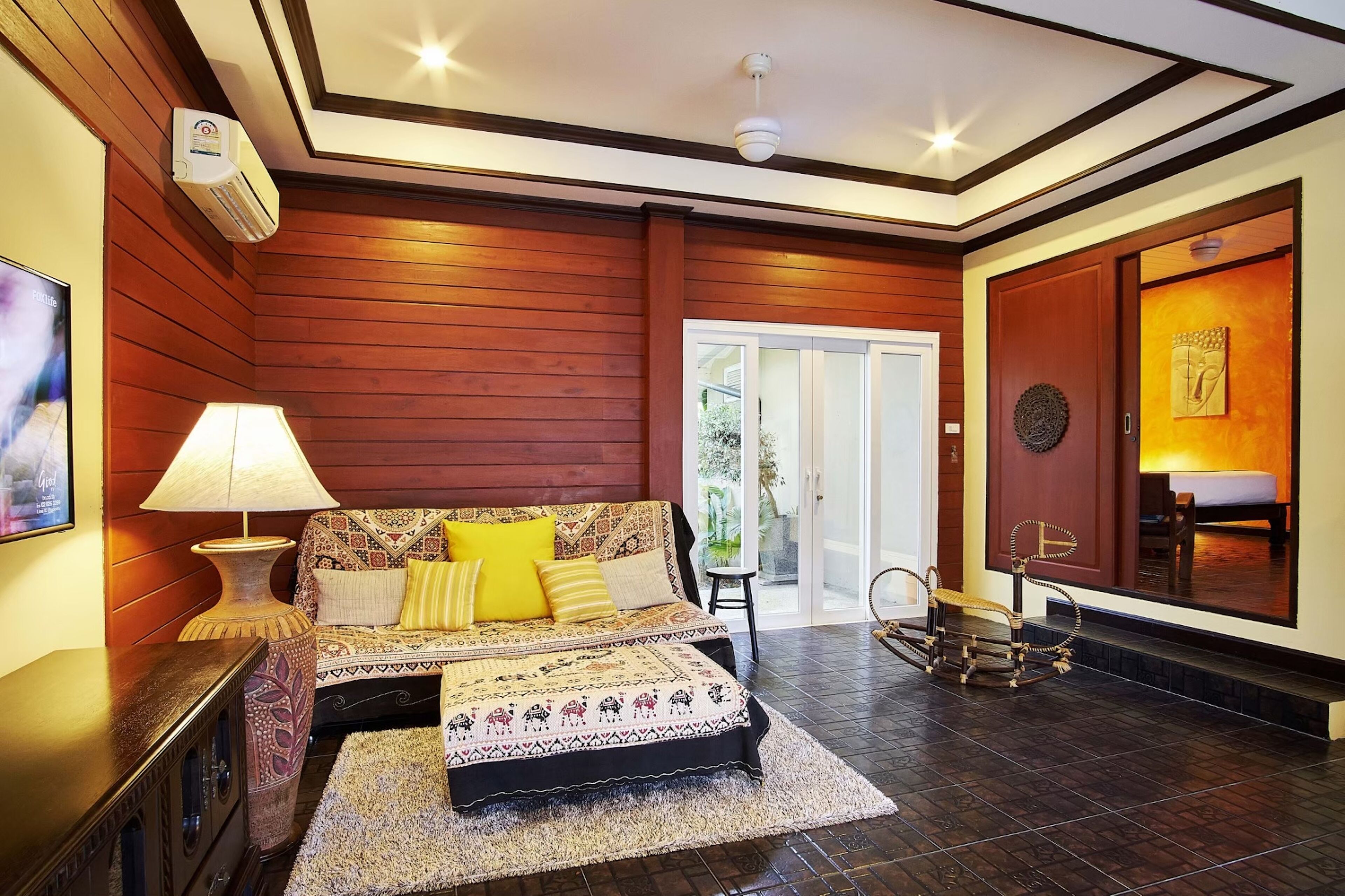 Villa, 1 slaapkamer, privézwembad | Woonruimte | Een 24-inch televisie met kabelzenders en een dvd-speler