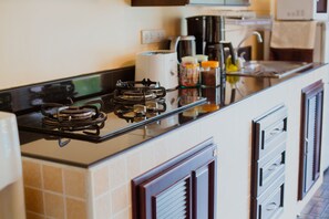 Full-size fridge, microwave, stovetop, coffee/tea maker - Baan Manu Chang (Krabi)