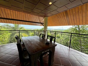 Vila, 5 quartos, piscina particular | Terraço/pátio