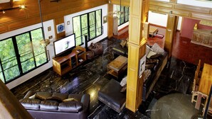 ヴィラ 5 ベッドルーム プライベートプール | リビング エリア | 50 インチの液晶テレビ (ケーブル放送視聴可)、テレビ、DVD プレーヤー