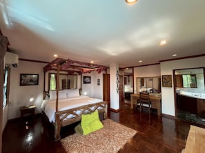 Vila, 5 quartos, piscina particular | 5 quartos, cofres nos quartos, escrivaninha, cortinas blackout