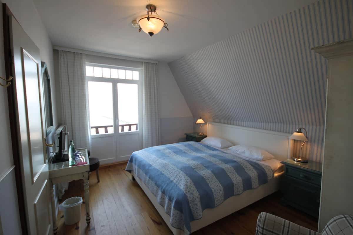 Cots/infant beds, rollaway beds, free WiFi, bed sheets