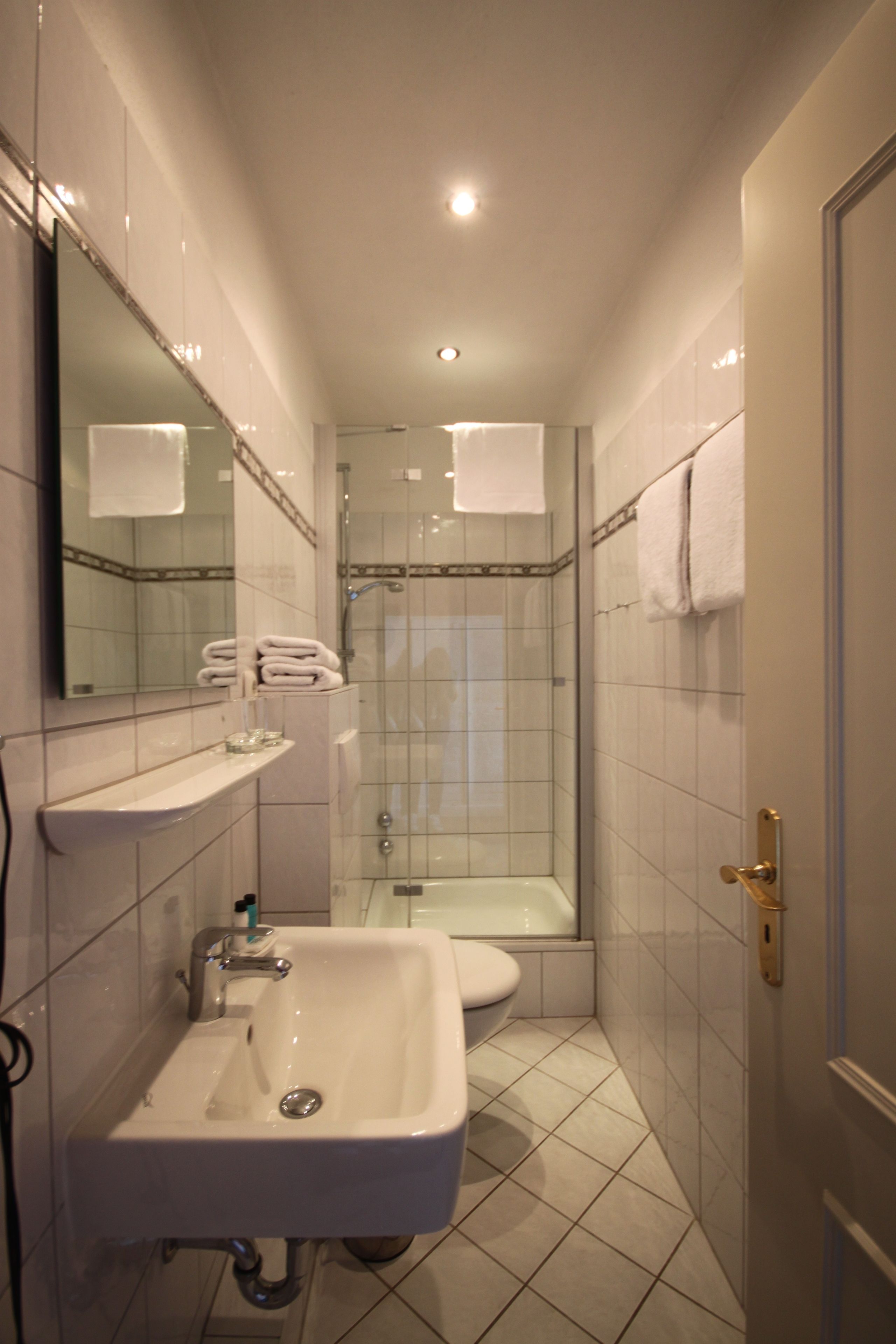 standard double room, balcony | bathroom | shower, hair dryer, towels