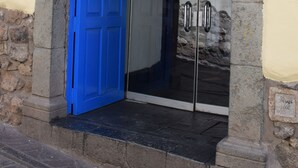 A building entrance with a blue door and a glass door, labeled "HUASOARAN". - Huascaran Casa Boutique Cusco (Cusco)
