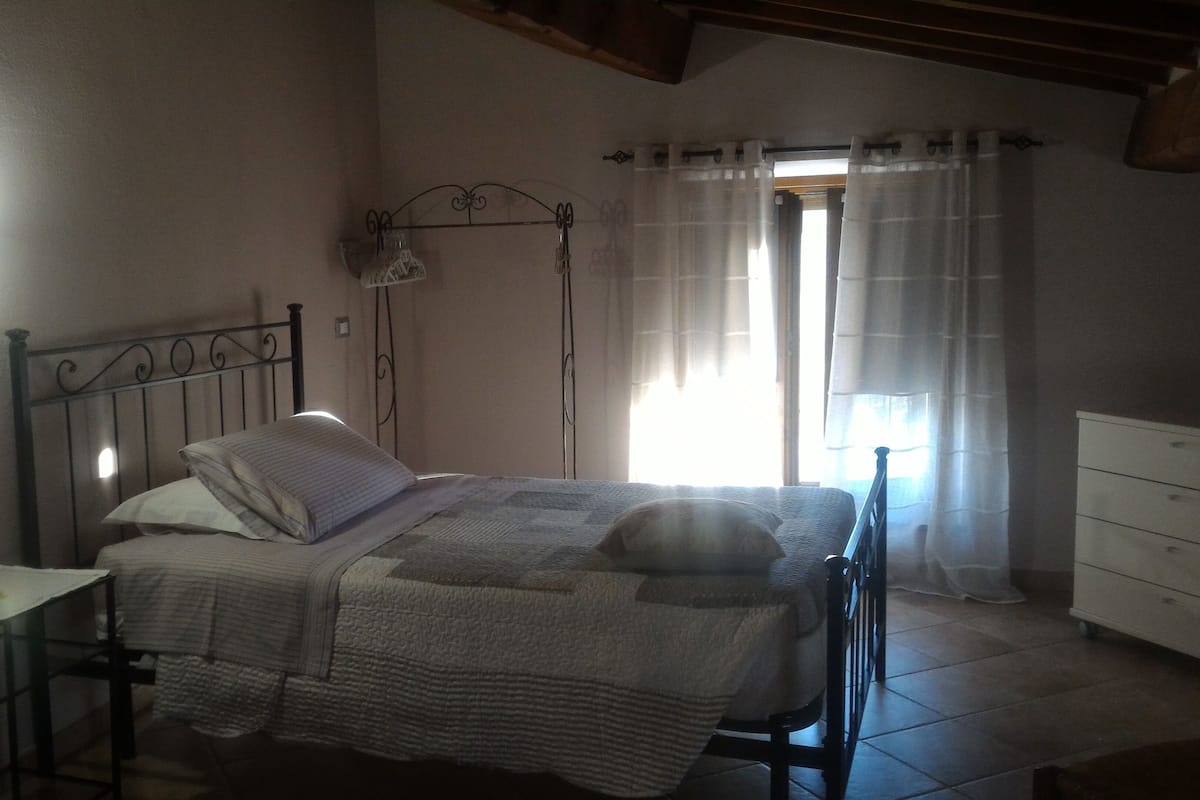 Deluxe Double Room | 1 bedroom, desk, blackout drapes, iron/ironing board
