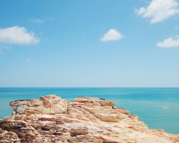 Una playa cerca, arena blanca
