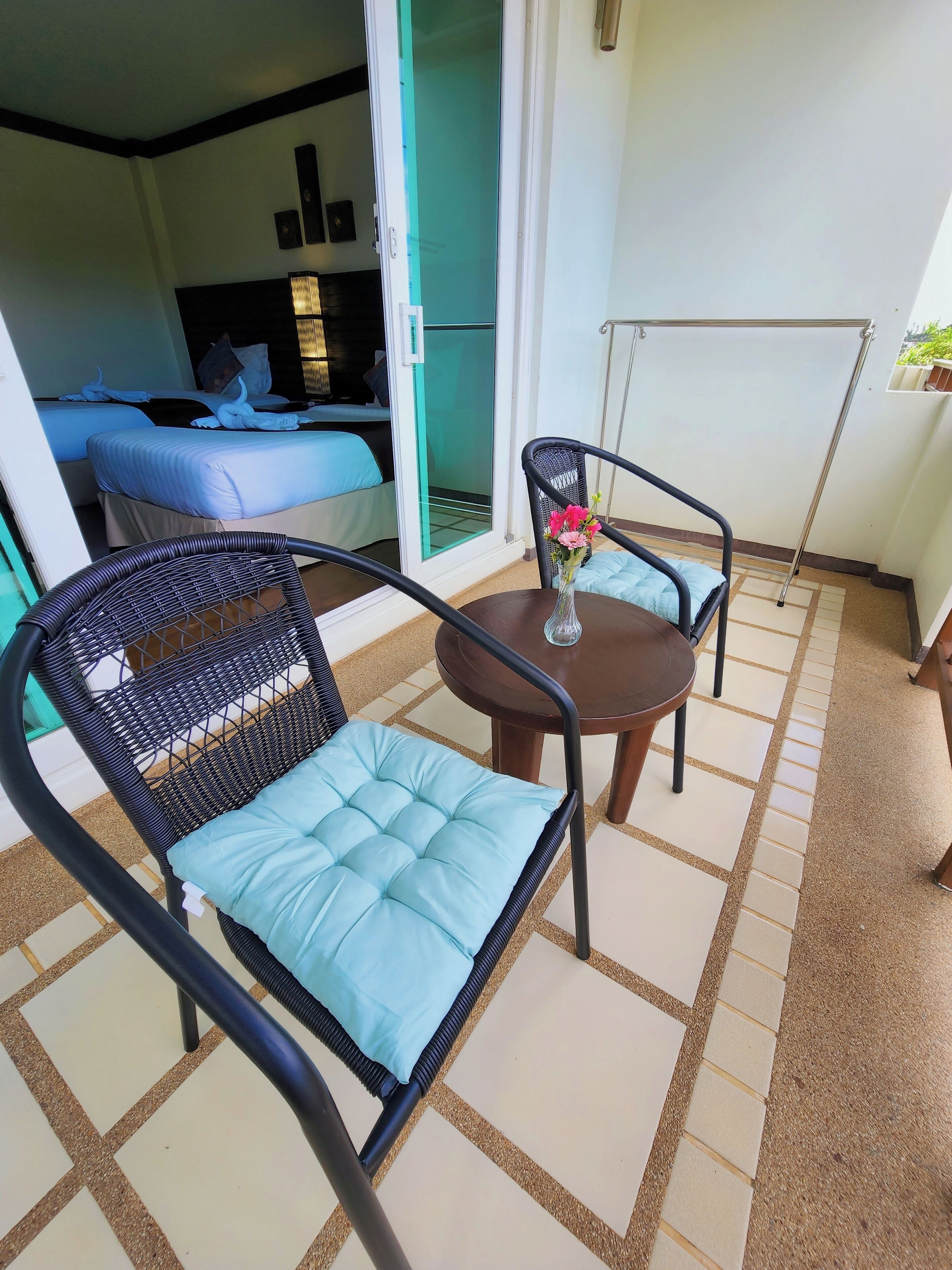 deluxe room, balcony, sea view | living area