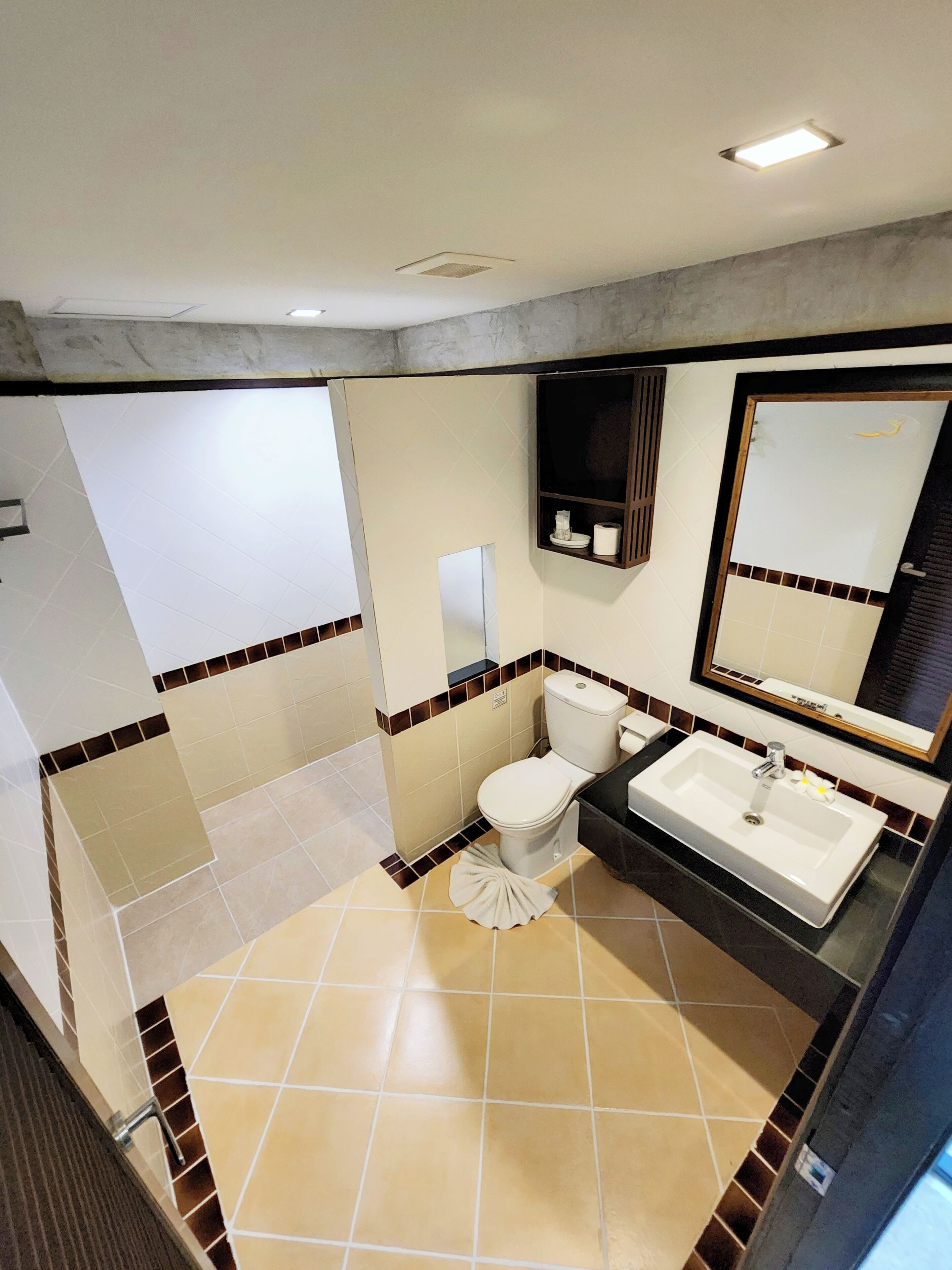 deluxe room, balcony, sea view | bathroom | shower, hair dryer, bidet, towels