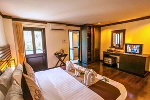 スーペリア ルーム | セーフティボックス (室内)、デスク、遮光カーテン、ベビーベッド (無料)