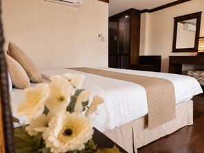 Deluxe kamer, balkon, uitzicht op de stad | Een kluis op de kamer, een bureau, verduisterende gordijnen, gratis wifi