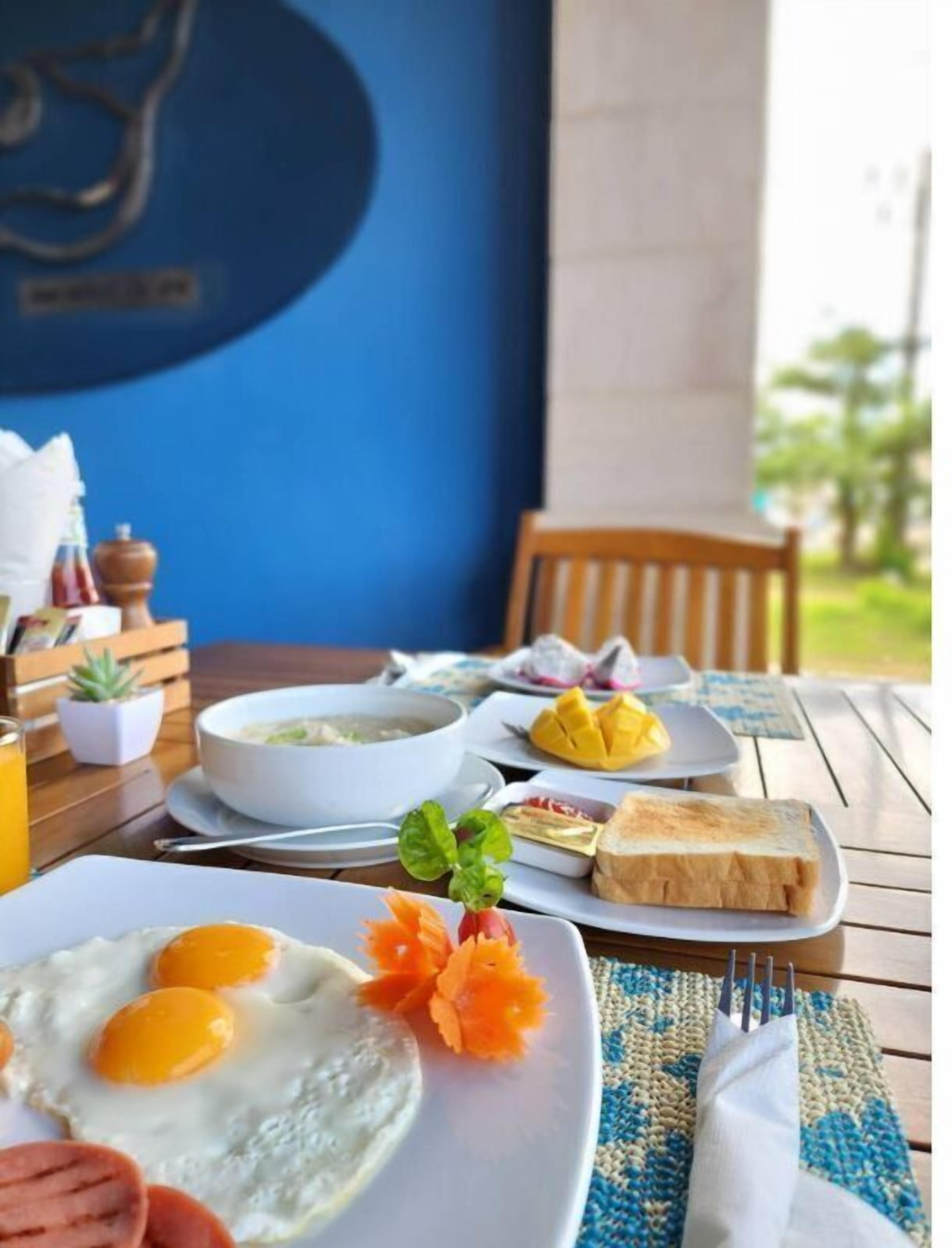 deluxe room, balcony, sea view | in-room safe, desk, blackout curtains, free cots/infant beds