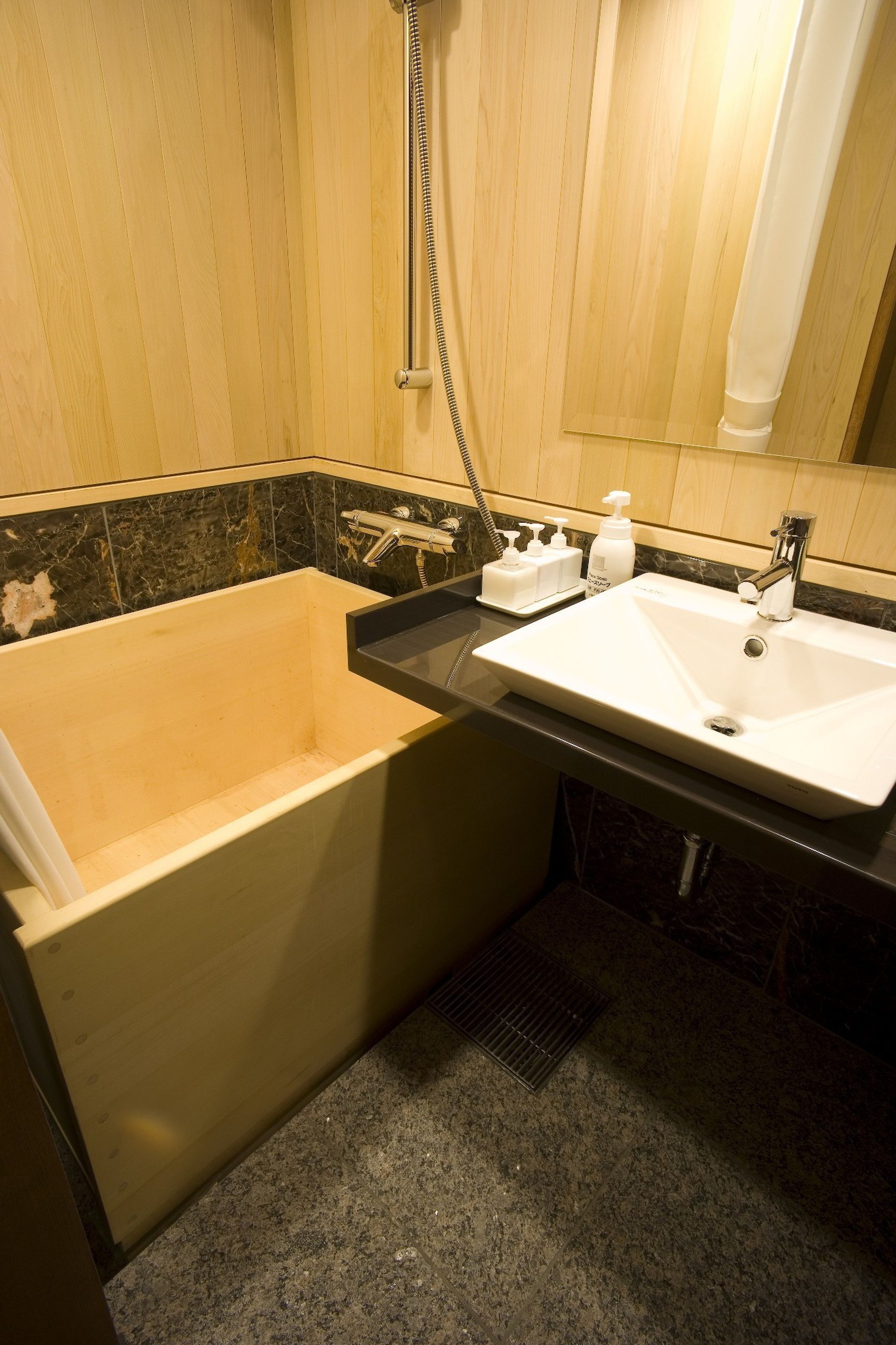 Un baño con bañera, lavamanos y ducha.