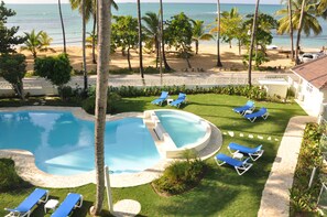 A pool area with lounge chairs and a view of the beach. - Hotel Residence Marilar (Las Terrenas)